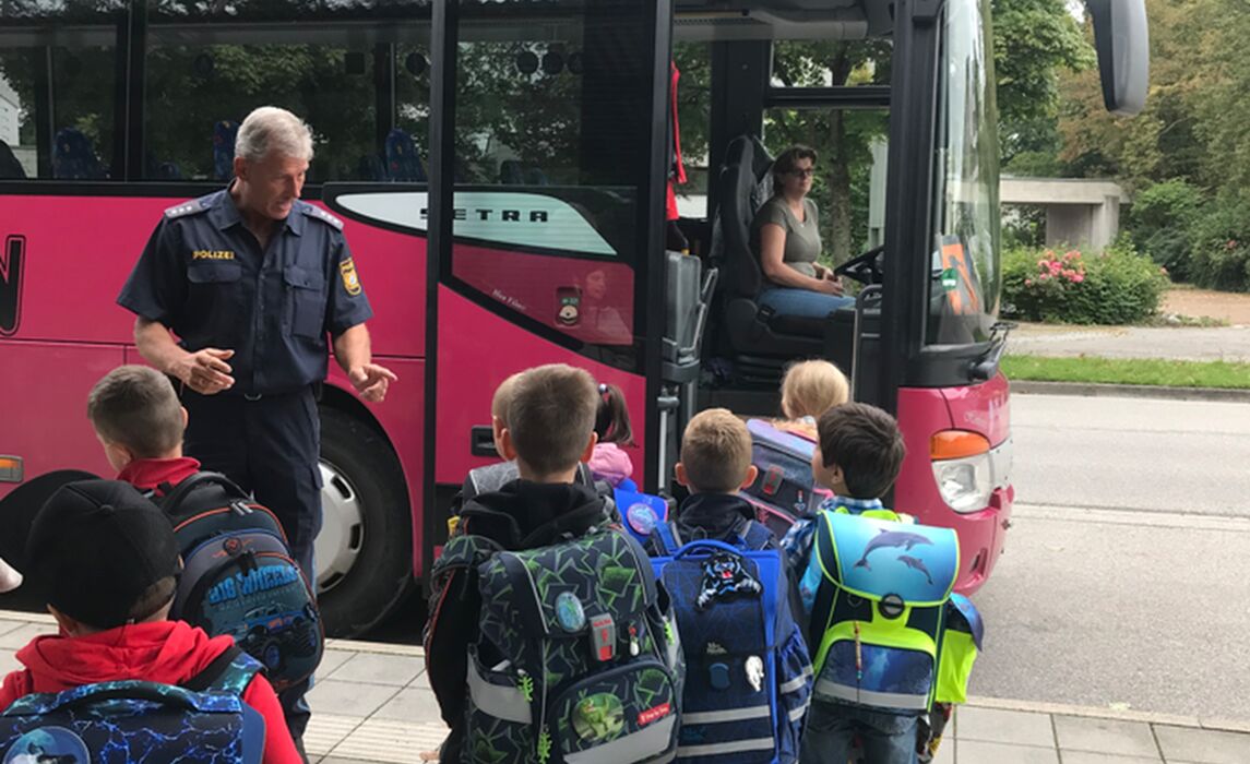 Aktionstag Sicher Busfahren Kinder Stehen Vor Einem Bus