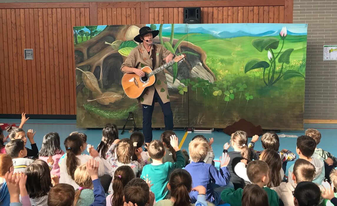 Kinder Lauschen Liedermacher Toni In Der Turnhalle